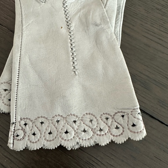 Elegant Light Grey Leather Gloves - Picture 3 of 5